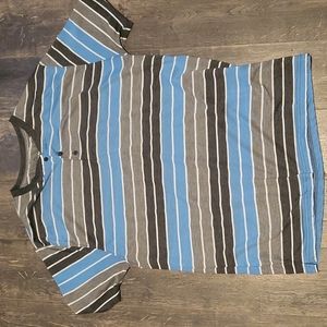 Men's short sleeved shirt with button-up neck.